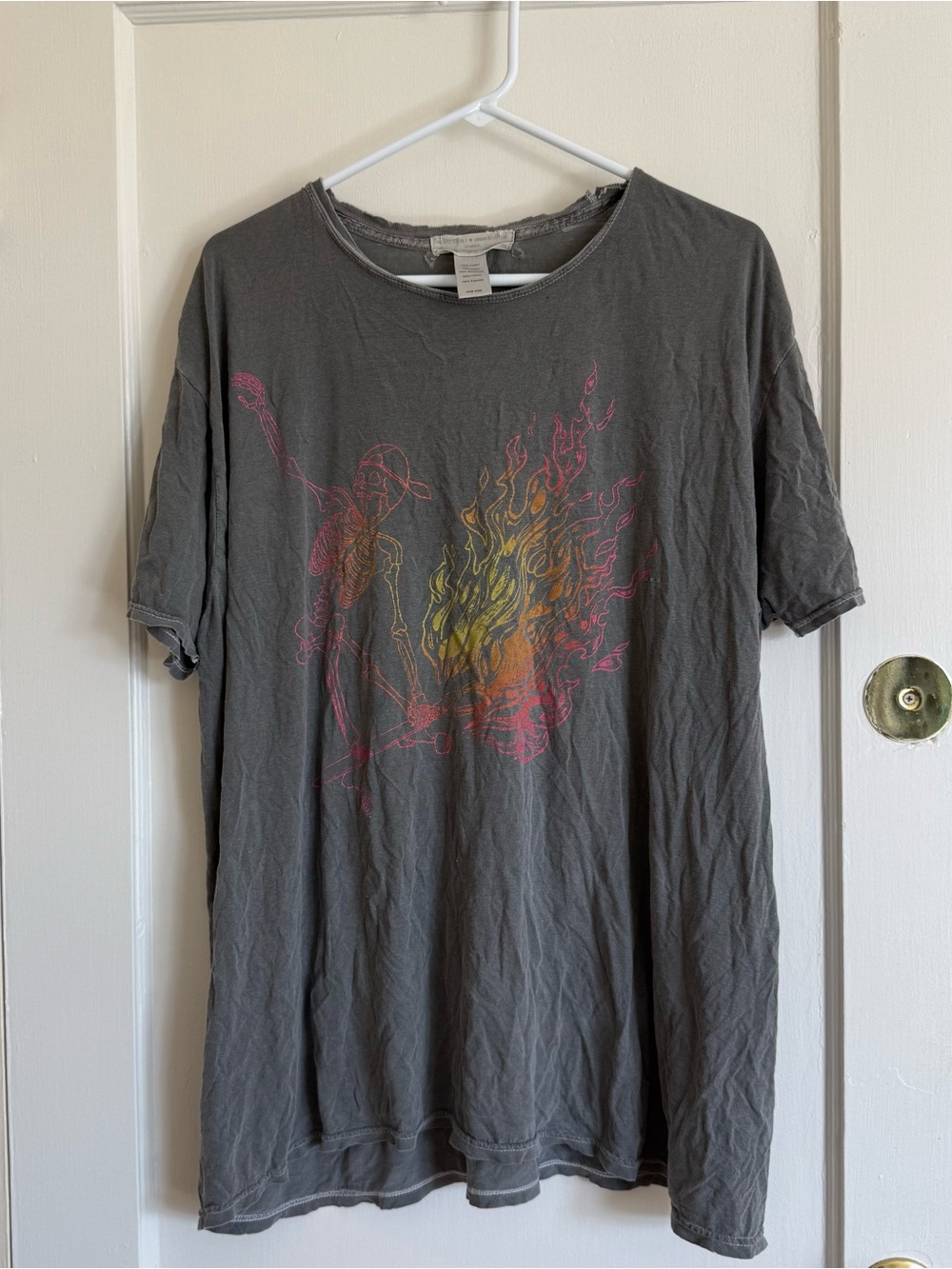 Women’s Gray Graphic Short-Sleeve Tee with Flaming Skull Graphic